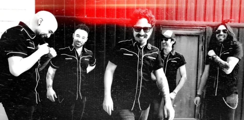 Frank Suz lleva a la audiencia a una montaña rusa musical con “Reza todo lo que sepas” thumbnail