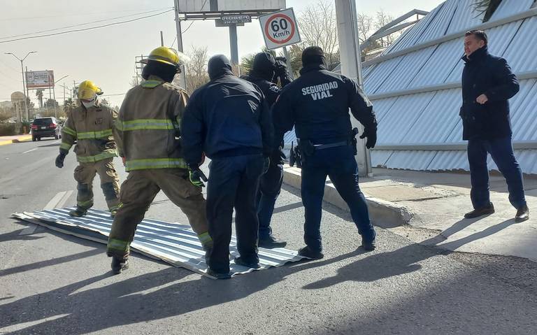 Fuertes vientos en Juárez provocan caída de árboles, espectaculares y bardas thumbnail