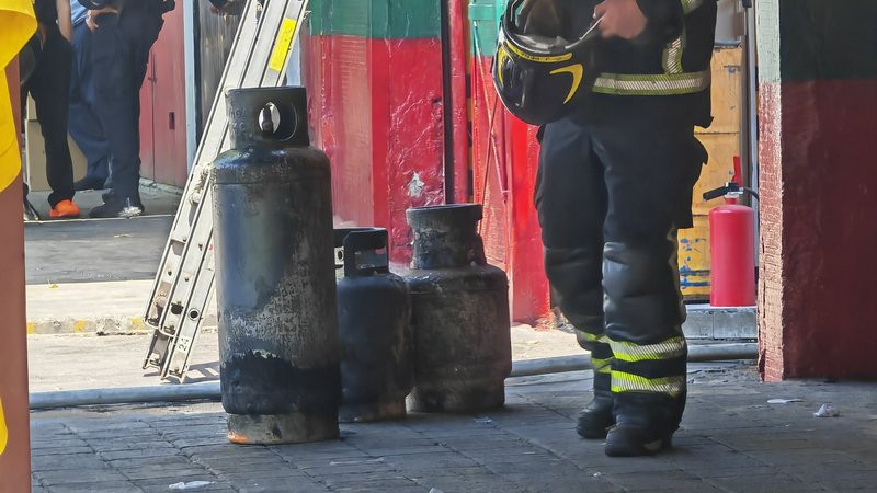 Explosión de gas en la Ciudad de México consume predio y deja heridos graves thumbnail