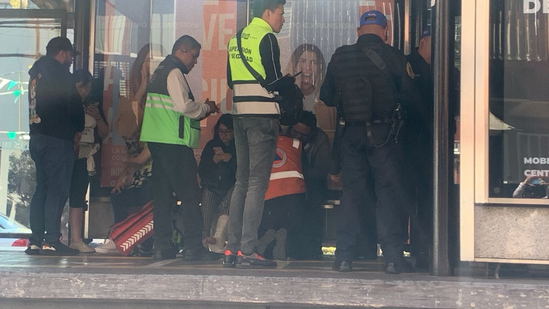 Metrobús frena de manera abrupta y pasajeros vuelan de sus asientos en la CDMX; hay 6 heridos thumbnail