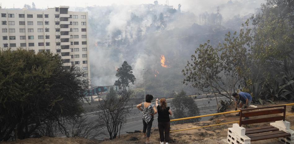 Ola de incendios en Chile deja 112 muertos y la cifra crecerá “significativamente” thumbnail