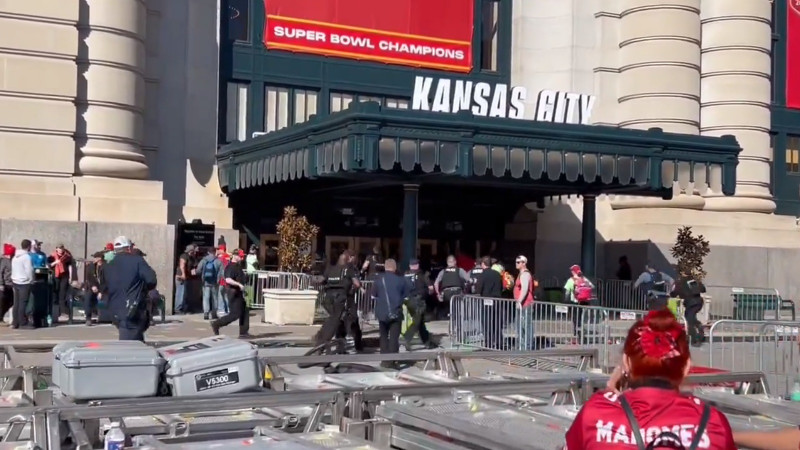 Se registra ataque armado en desfile de los Chiefs en Kansas City; reportan al menos ocho heridos thumbnail