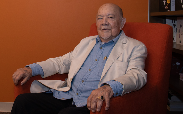 Sergio Corona recuerda 80 años en el entretenimiento con su biografía “Te invito a mi camerino” thumbnail
