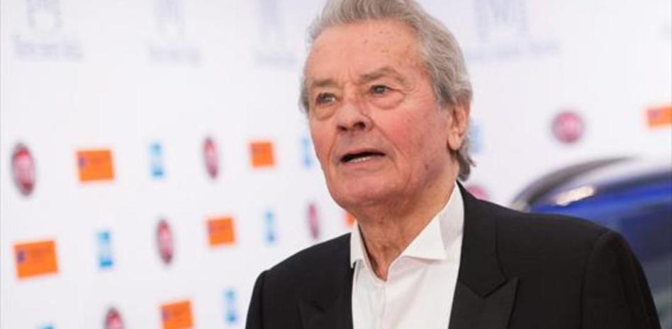 Confiscan 72 armas a Alain Delon, al que los médicos diagnosticaron intenciones suicidas thumbnail