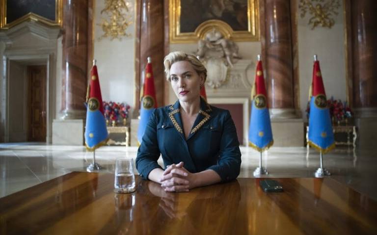 “El régimen” se burla de lo absurdo del poder con sátira política thumbnail