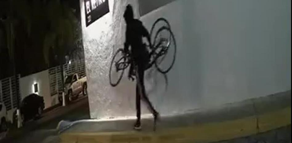 ¡La delincuencia no perdona! Roban bicicleta del campeón paralímpico Pedro Rangel thumbnail