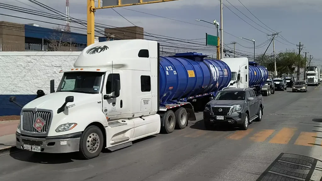 Exigen empresarios investigación sobre origen y destino de huachicol asegurado en Ciudad Juárez thumbnail